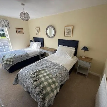 Burn Bungalow, Ideal For Stop Overs When Travelling, 5 Minutes From The M6 Feriehus