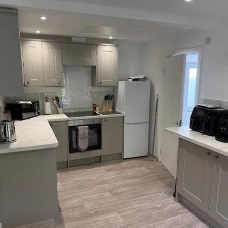 Burn Bungalow, Ideal For Stop Overs When Travelling, 5 Minutes From The M6