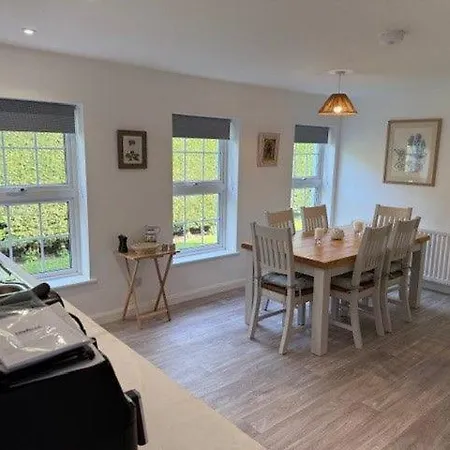 Burn Bungalow, Ideal For Stop Overs When Travelling, 5 Minutes From The M6 Longtown (Cumbria)