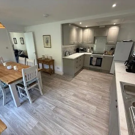 Burn Bungalow, Ideal For Stop Overs When Travelling, 5 Minutes From The M6 Feriehus