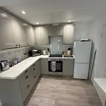 Burn Bungalow, Ideal For Stop Overs When Travelling, 5 Minutes From The M6 Holiday home *